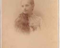A photo of Julia Alice Veitch (Thomas) taken about 1890.